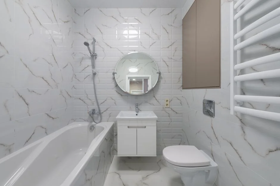 services-02 Gros plan d'une femme étiquetant une boîte en carton avec un marqueur rouge à l'intérieur.